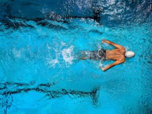 Read more about the article 5 Best Fitness Trackers For Swimming